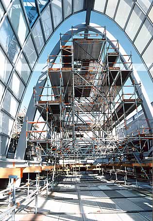 Fahrbares Stahlgerst auf der Baustelle ECE Einkaufscenter in Karlsruhe